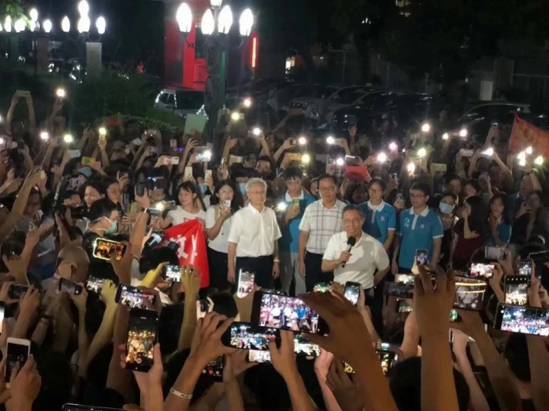 广医师生迎接钟南山院士归来: “南山风骨,国士无双!